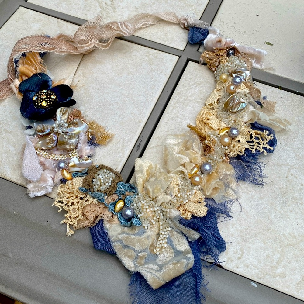 Exquisite jewelry designer handmade beaded necklace with silk velvet and pearls - Picture 4 of 8